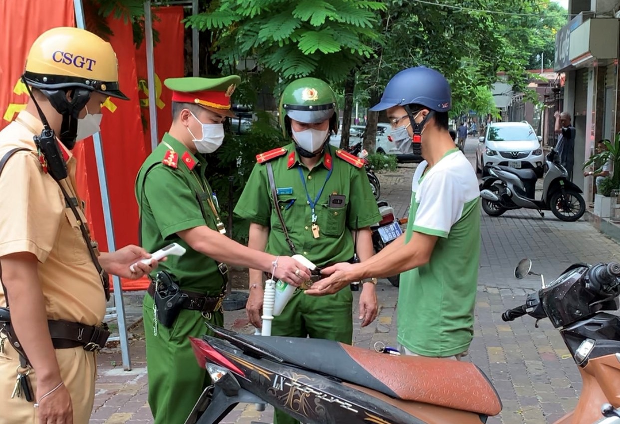 Công an quận Hồng Bàng: Tổng kiểm soát phương tiện, xử lý 7 trường hợp, tạm giữ 14 giấy tờ, 2 phương tiện